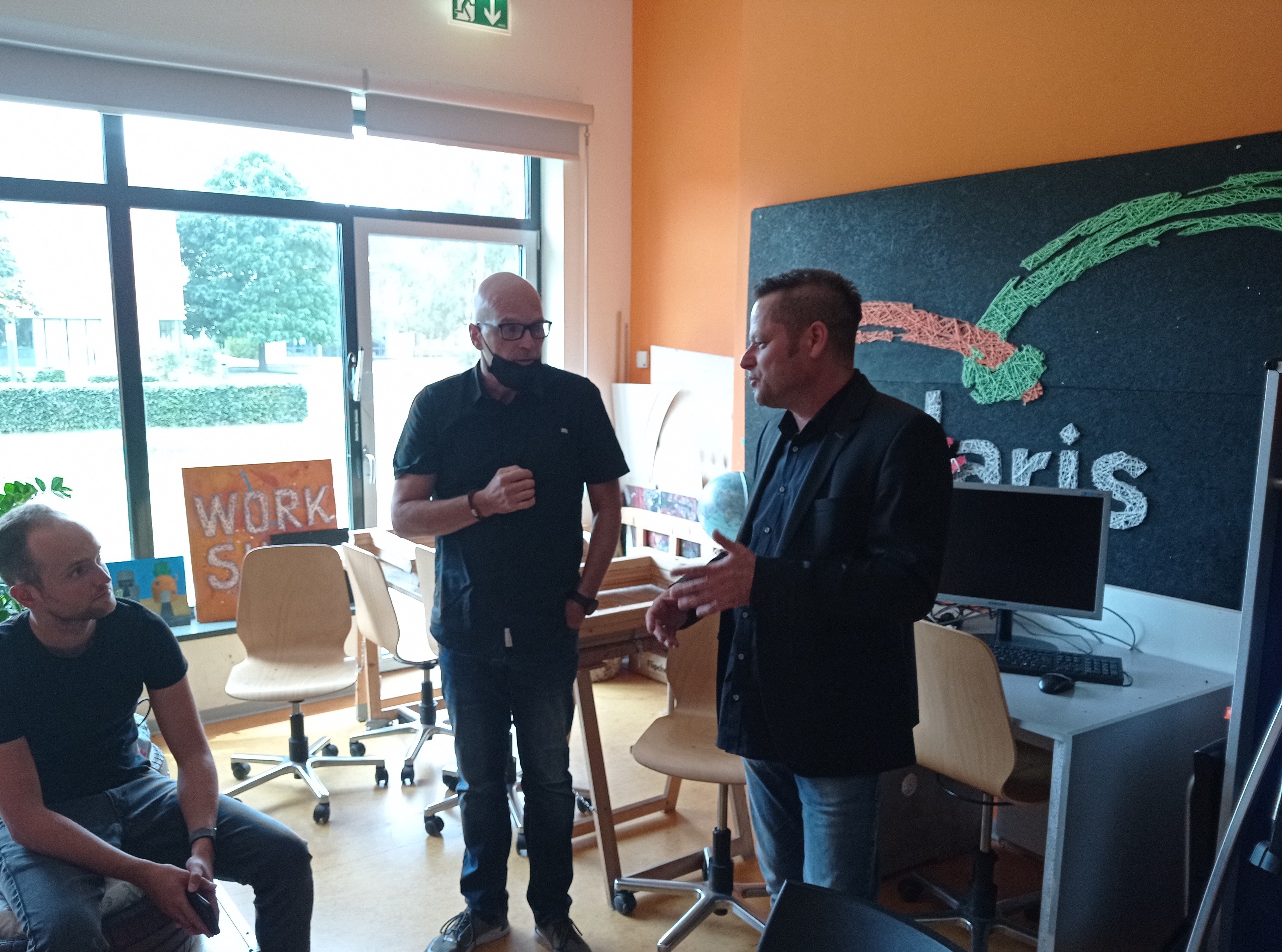 Die Bilder zeigen das Produktionsteam und unseren Vorstandsvorsitzenden Sebastian Jende beim Videodreh in unserem Jugendbildungszentrum Polaris. (2) pur.jpg